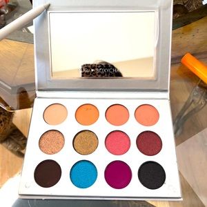 Boxycharm • 12 piece eyeshadow palette